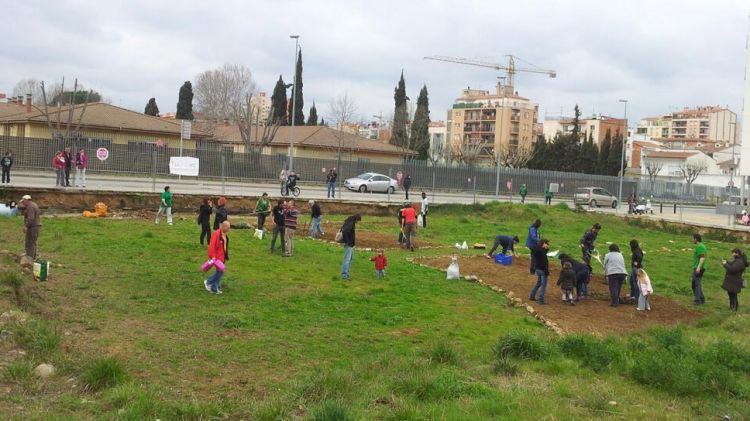 Els membres de la PAH utilitzen el solar del costat del bloc de pisos © Erik Estany