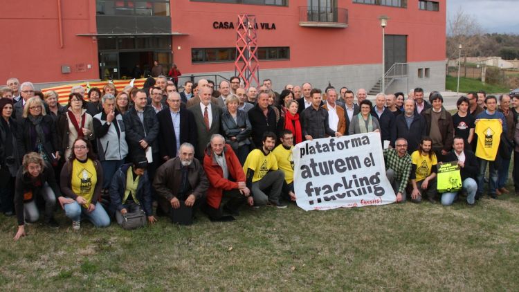 Tots els alcaldes i presidents dels consells comarcals que han signat l'anomenat 'Compromís d'Orís' © ACN