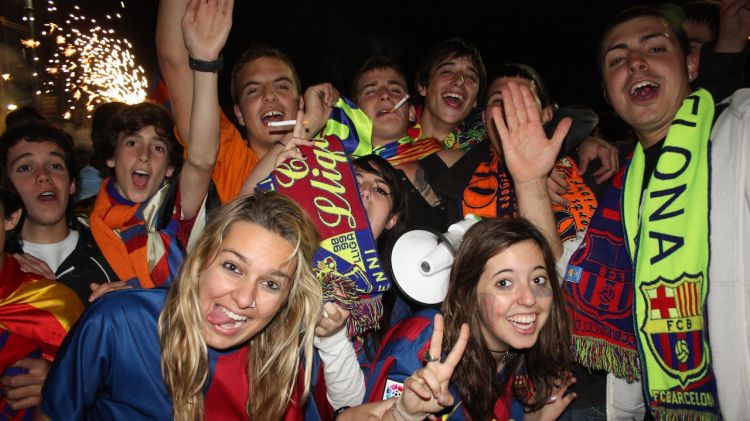 Aficionats del FC Barcelona celebrant una victòria del seu equip (arxiu)