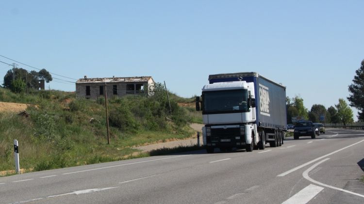 Un camió circulant per la carretera N-II a l'alçada de Vilademuls © ACN