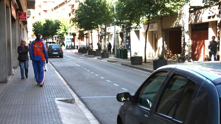 El carrer Àngel Guimerà de Salt és un dels afectats pel projecte de reforma del centre © ACN