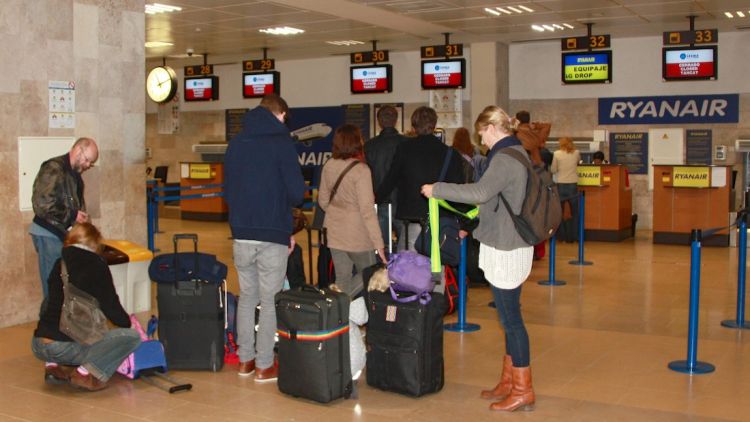 Passatgers a l'Aeroport de Girona (arxiu) © ACN