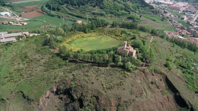 Vista aèria del volcà de Montsacopa