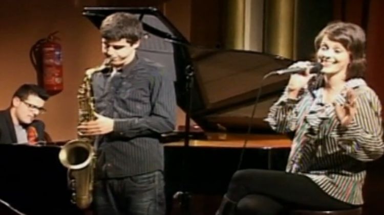 Rocío Romero acompanyada pel Luis González Trio © Olot Televisió