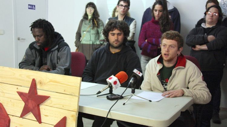 Els joves han organitzat una roda de premsa per presentar la campanya solidària © ACN