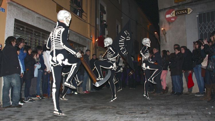 Milers de visitants s'han aplegat als carrers de Verges per gaudir de la 'Dansa de la Mort' © ACN