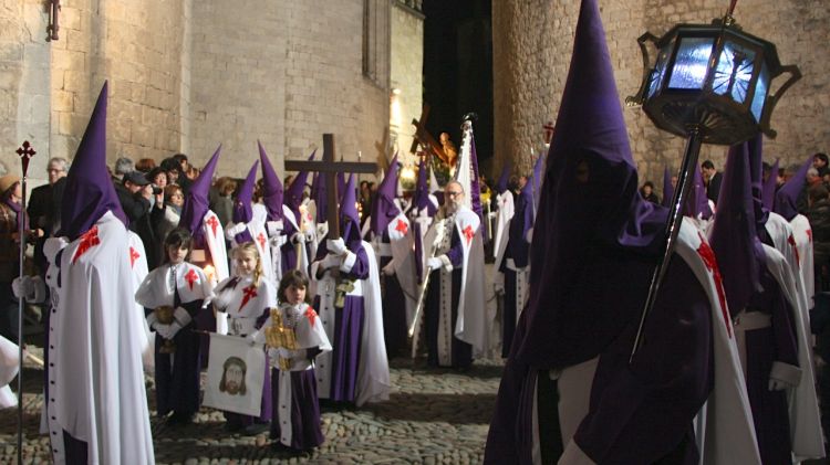 Els carrers del Barri Vell de Girona s'han omplert de gent per seguir la processó del Sant Enterrament © ACN
