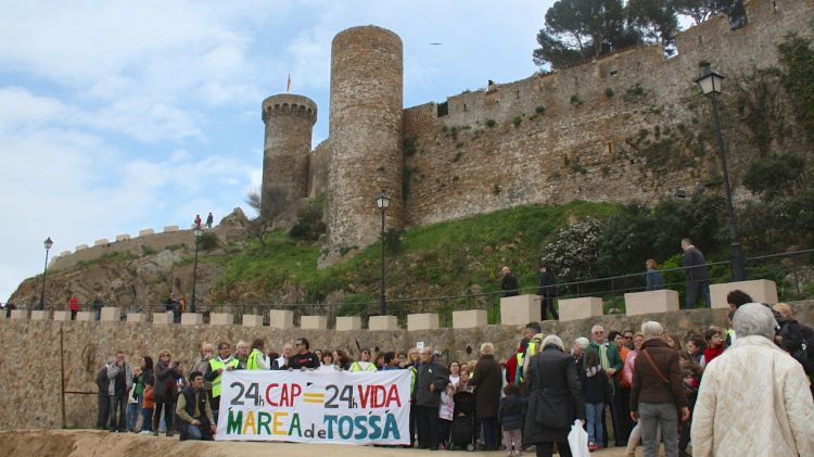 Uns 200 veïns de Tossa de Mar s'han manifestat pels carrers del poble © ACN