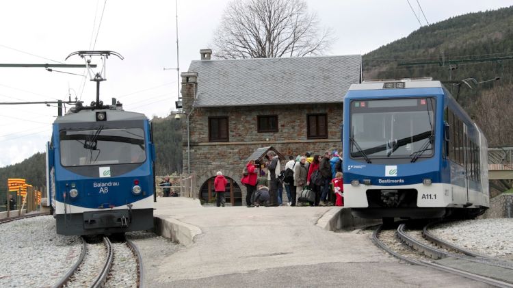 Dos trens cremallera a l'estació de Ribes de Freser (arxiu) © ACN
