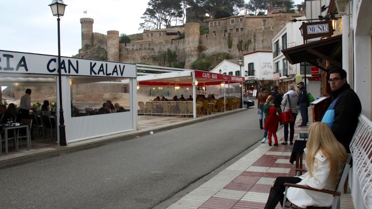 Turistes gaudint de la Setmana Santa a la Costa Brava © ACN