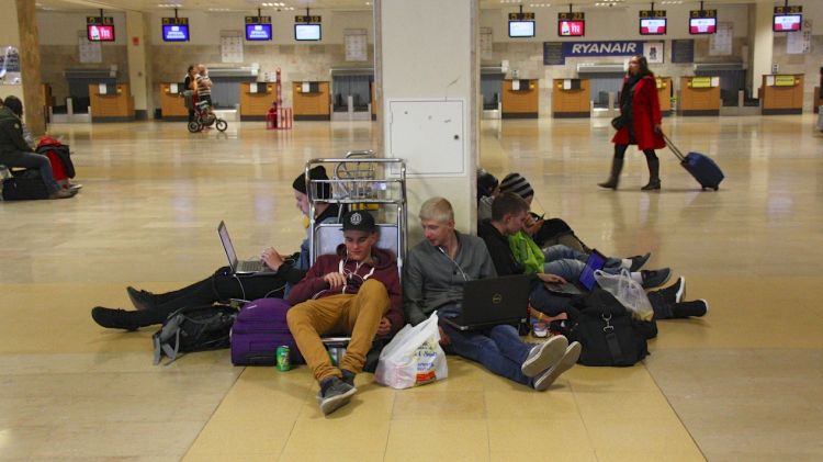 Un grup de joves esperant el seu vol a l'Aeroport de Girona © ACN