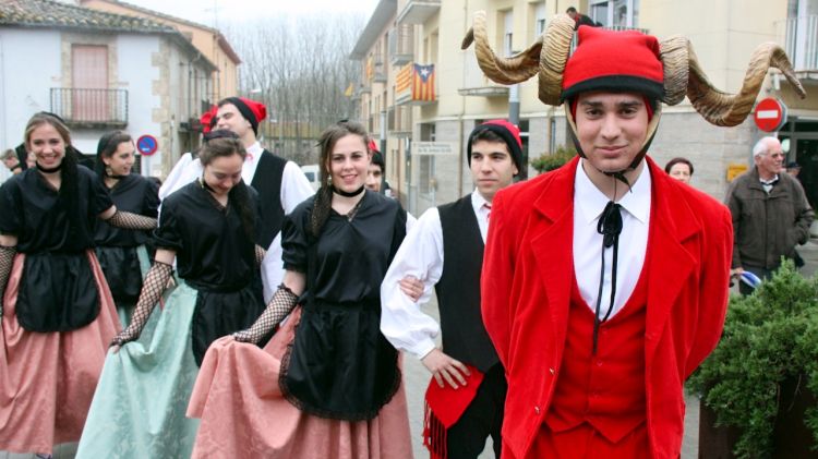 Cornellà del Terri ha desafiat la pluja amb la plantada de l'arbre del Maig i el Ball del Cornut del Dilluns de Pasqua © ACN