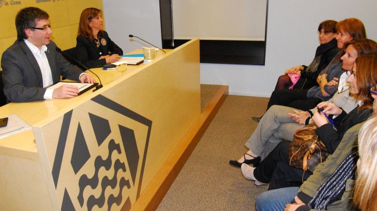L'alcalde de Girona, Carles Puigdemont, i la directora del CIRE, Elisabeth Abad, abans de signar el conveni