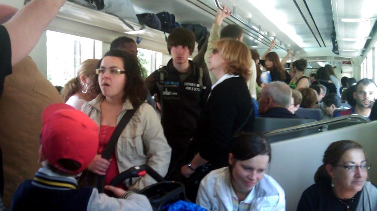 Imatge de l'interior d'un tren ple de gent © ACN