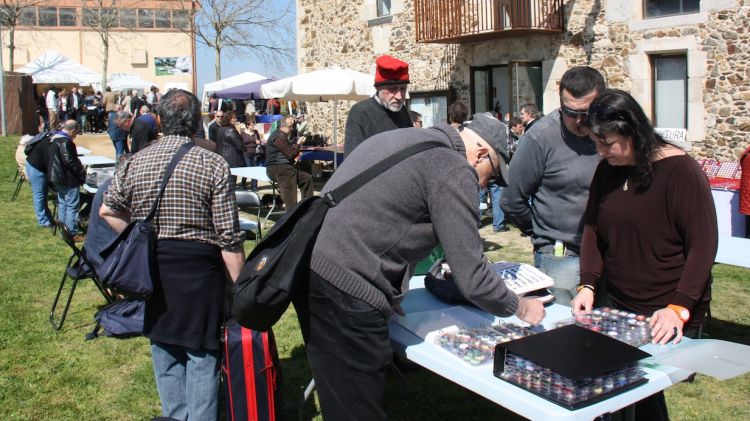 Visitants gaudint de la 31a edició de la Fira Comarcal de Primavera de Campllong © ACN