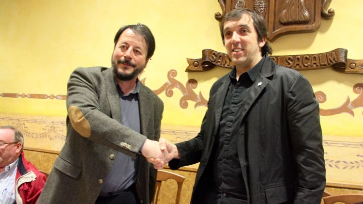 A l'esquerra, Joan Garriga (ERC), i l'alcalde Albert Santaugini (CiU) © ACN