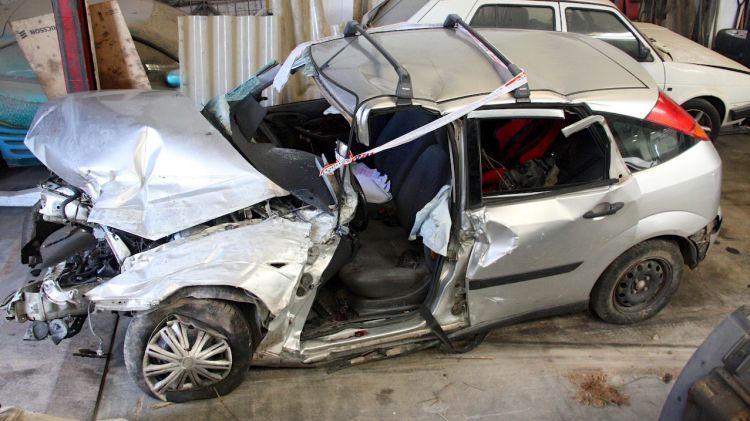 El cotxe ha quedat molt malmès per la part davantera i lateral com a conseqüència de l'impacte © ACN