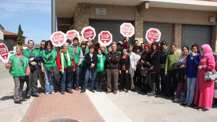 Els integrants de la PAH Girona, aquest matí davant del bloc de pisos © ACN