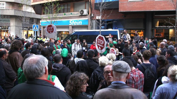 Escarni davant la seu del PP a Girona © ACN