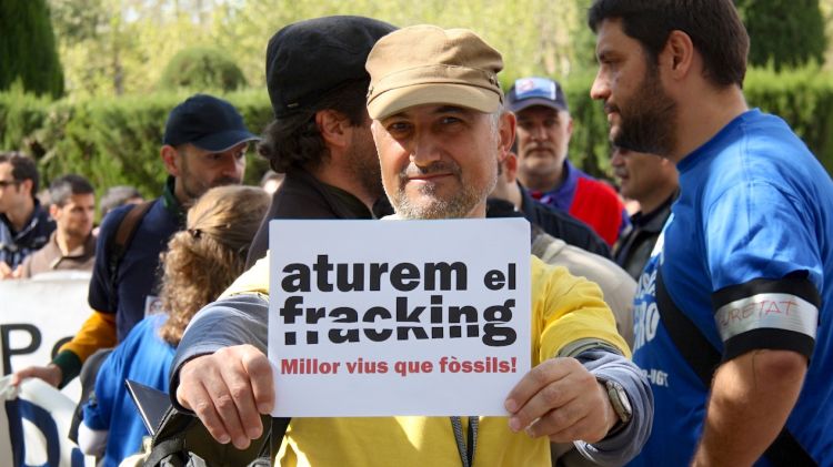 Un dels representants de la plaraforma 'Aturem el fracking' a les portes del Parlament © ACN
