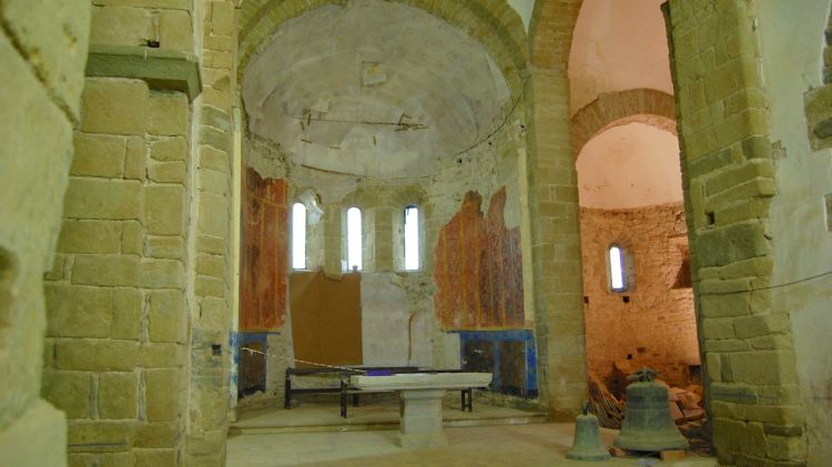 Interior de l'església del monestir de Sant Miquel de Cruïlles l'any 2010 © ACN