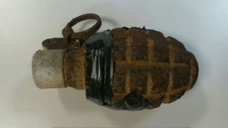 La granada que un veí de Sant Hilari Sacalm va trobar al sostre del paller de la seva masia © ACN