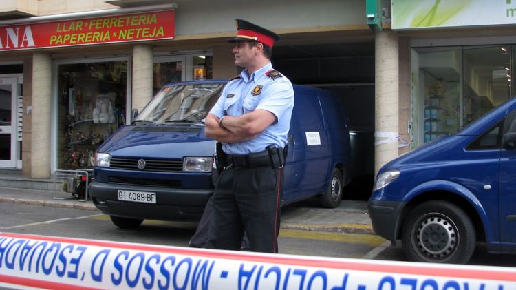 Els Mossos d'Esquadra, custodiant l'entrada al garatge on va tenir lloc el crim © ACN