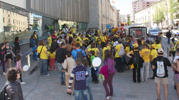 Unes 400 persones s'han aplegat davant de la seu del Govern a Girona convocats pel col·lectiu Edu Marxa © ACN
