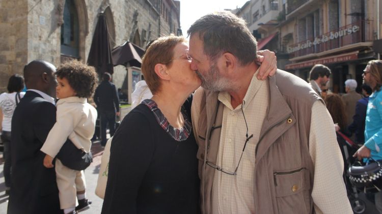 Dues de les persones que s'han fet un petó aquest dissabte en la 'potonejada' © ACN