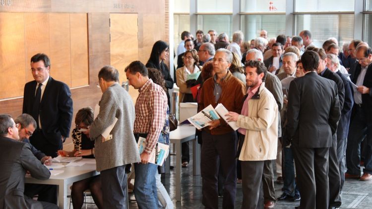 Cues aquesta tarda a l'Auditori de Girona de metges que s'acreditaven per poder votar a l'assemblea extraordinària © ACN