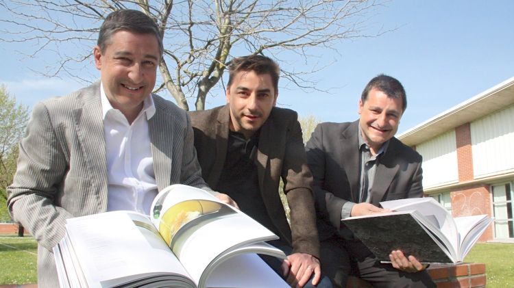 Els tres germans Roca amb el llibre 'El Celler de Can Roca' a les mans © ACN