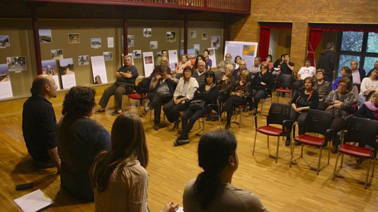 Un moment de l'assemblea que els veïns de Bàscara han fet aquest vespre © ACN