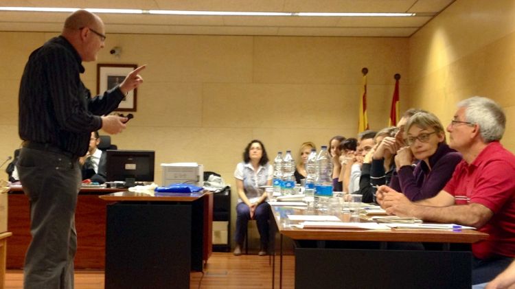El forense Narcís Bardalet explicant als membres del jurat popular les ferides de la víctima © ACN