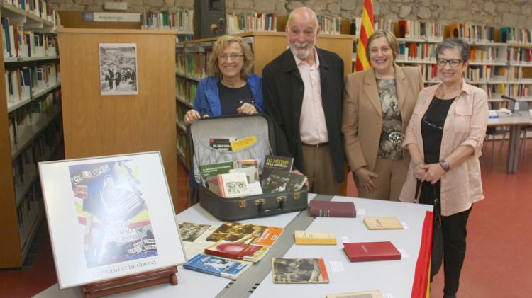 Antònia Boix, Salomó Marquès, Anna Maria Geli i Anna Maria Garcia, durant l'acte de donació del fons © ACN