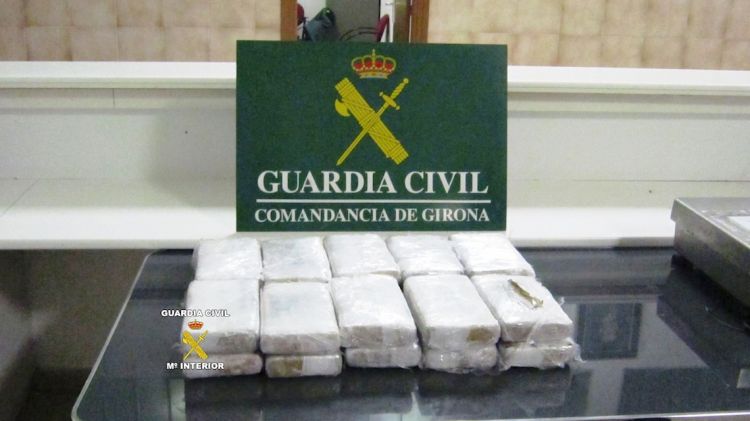 Paquets de droga i haixix intervinguts a la Jonquera per al Guàrdia Civil © ACN