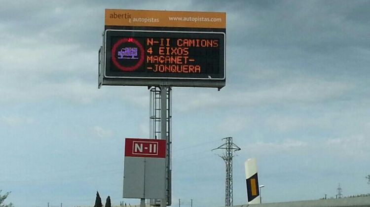 Els cartells de l'autopista a peu de N-II ja informen de la mesure © Josep Serra