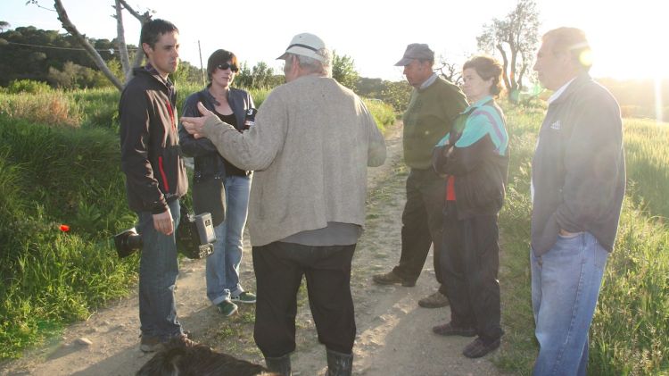 En Ramon, el veí de Llagostera assaltat, amb uns amics parlant amb els mitjans de comunicació © ACN