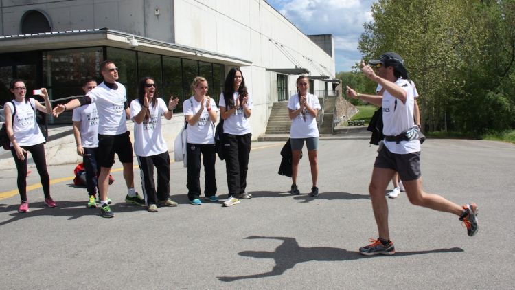 Un instant durant l'arribada del segon equip a Girona dins de la cursa Trailwalker © ACN