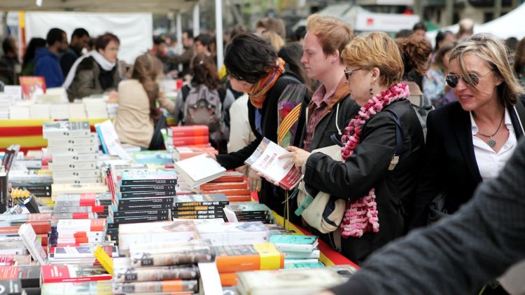 Llibres a una parada a la Rambla de Barcelona, durant la diada de Sant Jordi de 2012 © ACN