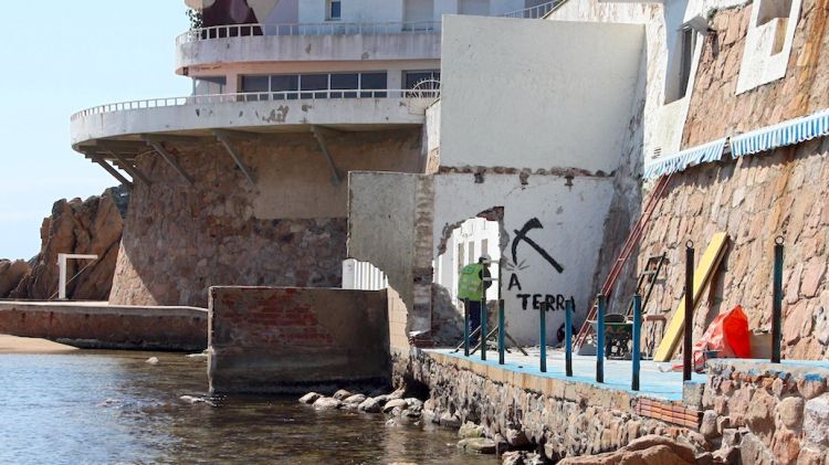 El mur del Club de Mar de Sant Feliu de Guíxols impedia l'accés públic a la platja © ACN