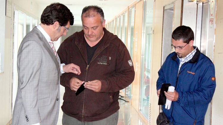 Els dos policies amb el seu advocat, Carles Monguilod © ACN
