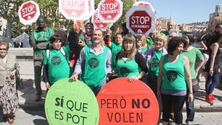 Concentració de membres de la Plataforma d'Afectats per la Hipoteca al Pont de Pedra de Girona © ACN