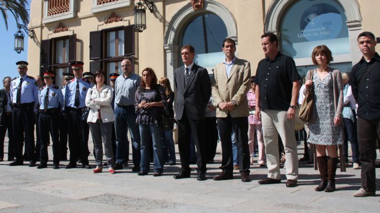 Una cinquantena de persones s'han concentrat davant l'Ajuntament de Lloret de Mar © ACN