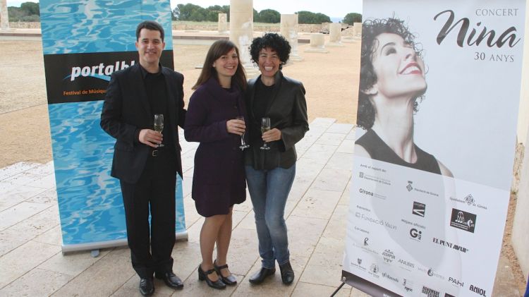 El director de GIorquestra, Marcel Sabater; la nova directora del festival Portalblau, Elisenda Trias, i la cantant Nina © ACN