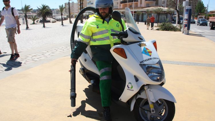 La moto succionadora d'excrements de gos de l'Ajuntament de l'Escala © ACN