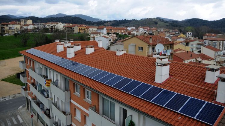 Les plaques solars que es troben al teulat de la nova seu de Wattia Innova a Olot