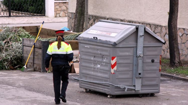 La víctima es va trobar degollada dins aquest contenidor (arxiu) © ACN