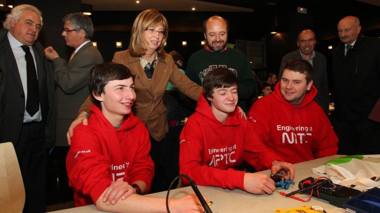 La consellera d'Educació, Irene Rigau, durant la seva visita al Robolot d'Olot