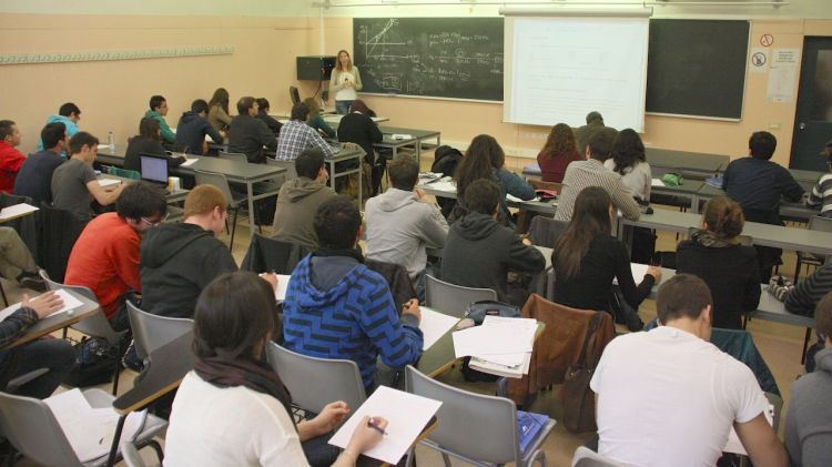 Alumes de l'Escola Politècnica Superior de la UdG, fent classe aquest matí © ACN