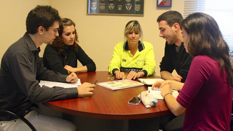 Els estudiants de crimologia en pràctiques amb una agent del cos de la Policia Municipal de Girona © ACN